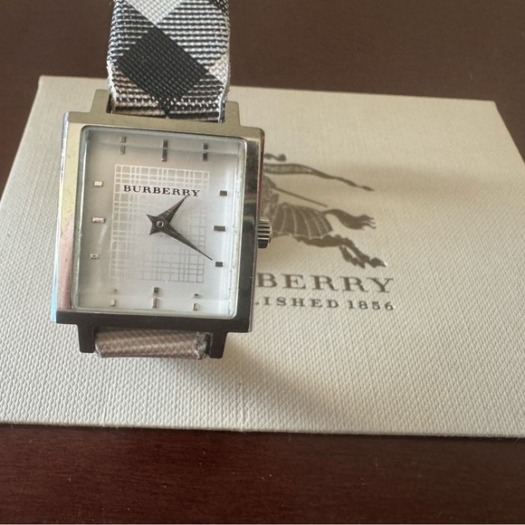 Authentic Burberry watch - Picture 13 of 13